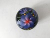 * Cutie vintage de papier-mache pictat manual cu floare violet pictata manual, forma rotunda, 8cm diametru