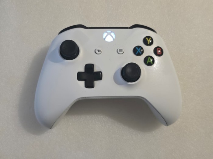 Controller Wireless original Xbox One (Model 1708), Alb &ndash; Bluetooth