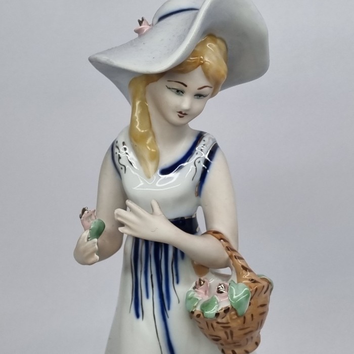 Bibelou portelan romanesc vintage - Fata cu palarie si cos
