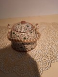 Ceainic cu infuzor decorat cu motive florale