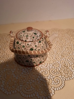 Ceainic cu infuzor decorat cu motive florale foto