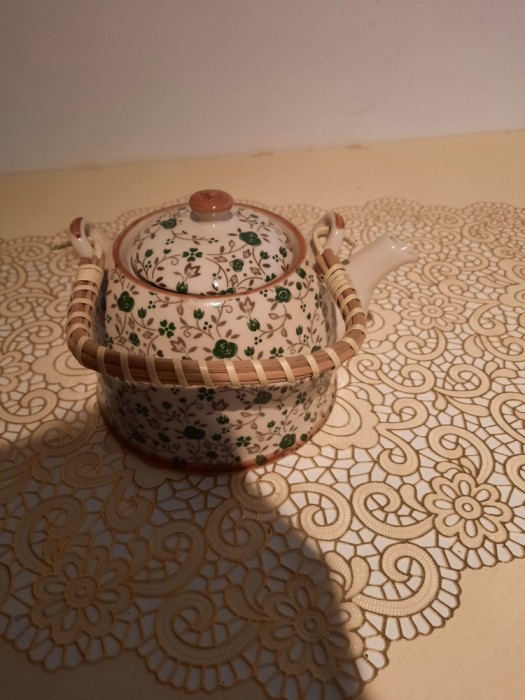 Ceainic cu infuzor decorat cu motive florale