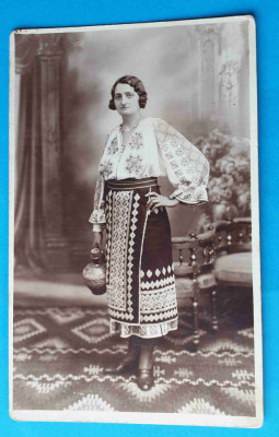 Costum popular traditional Romanesc - CP - Fotografie anii 1930 Fata cu ulcior foto