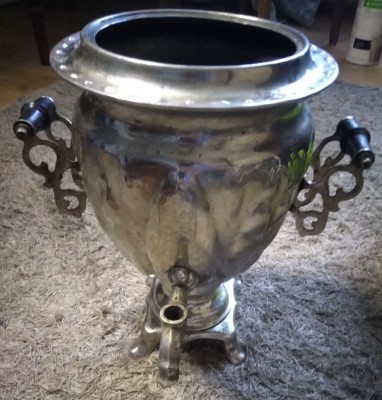 Samovar functional. Lipsesc: capacity, șuruburi, robunet, cablu. foto