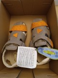 O pereche de sandale din piele pentru copii produse de TINO Shoes, mărime 30