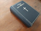 BIBLIA SAU SFINTA SCRIPTURA- SOCIETATEA BIBLICA 1942 TRADUCERE NOUA( D. CORNILESCU) ARE 4 HARTI COLOR, FORMAT "DE BUZUNAR" 14,5 X 10 CM.