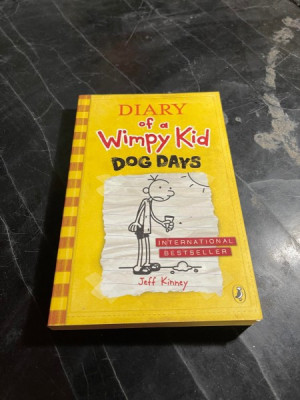 Jeff Kinney - Diary of a Wimpy Kid. Dog Days foto
