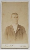 STUDIO KOSSAK JOSEF , TEMESVAROTT , PORTRETUL UNUI TANAR CU FLOARE LA BUTONIERA , FOTOGRAFIE C.D.V. , 1895