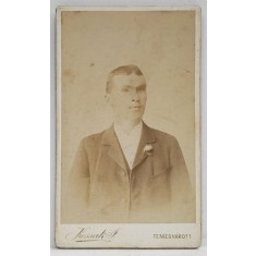 STUDIO KOSSAK JOSEF , TEMESVAROTT , PORTRETUL UNUI TANAR CU FLOARE LA BUTONIERA , FOTOGRAFIE C.D.V. , 1895