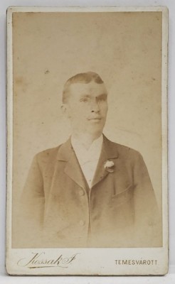 STUDIO KOSSAK JOSEF , TEMESVAROTT , PORTRETUL UNUI TANAR CU FLOARE LA BUTONIERA , FOTOGRAFIE C.D.V. , 1895 foto