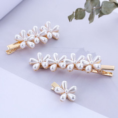 Set agrafe de par Flower Pearl, albe, cu montura aurie si forma florala