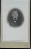 Fotografie tip CDV, tanar cu papion, inceput de secol XX