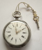 j008 Ceas de buzunar anii 1890 din ARGINT 0.800 mecanism CYLINDRE cu cheita 50mm 81g frumos cu cifre romane functional