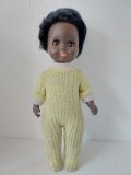 Papusa veche vintage negresa, bebe, bebelus, cauciuc, 34cm, par scurt, ochi mobili, articulata, fara stanta