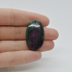 Cabochon rubin in zoisit 33x20x6mm c13