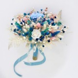 Buchet personalizabil cu trandafirI criogenatI si flori naturale uscate predominant blue