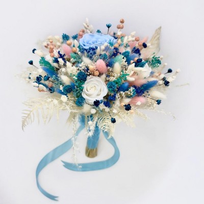 Buchet personalizabil cu trandafirI criogenatI si flori naturale uscate predominant blue foto