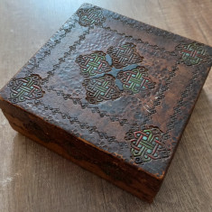 Mica cutie de lemn in stil brancovenesc, perioada interbelica
