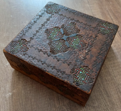 Mica cutie de lemn in stil brancovenesc, perioada interbelica foto