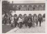 M5 B55 - FOTO - FOTOGRAFIE FOARTE VECHE - grup la manastire - anul 1973