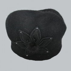Caciula Swella cu floare aplicata,neagra foto