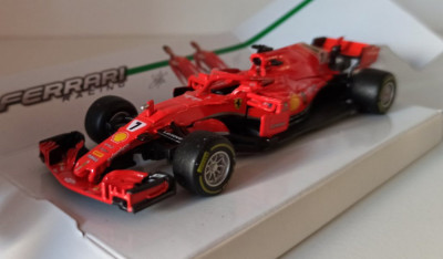 Macheta Ferrari SF71H Kimi Raikkonen Formula 1 2018 - Bburago 1/43 F1 foto