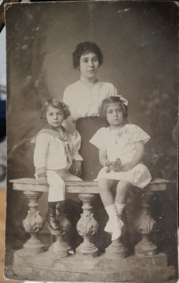 Fotografie tip carte postala, necirculata, femeie cu doi copii, perioada interbelica foto