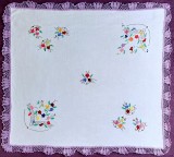 Fata de masa cu broderie plina si margini crosetate, cusatura vintage de mana, vechime 50 ani, 83 x 76 cm