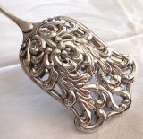 CLESTE ARGINTAT PLACAT CU ARGINT PALETA CU MODEL PERFORAT 18 CM