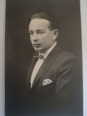 Foto 1923, atelier H. Lang, Brașov / Kronstadt, domn elegant 2, text verso foto