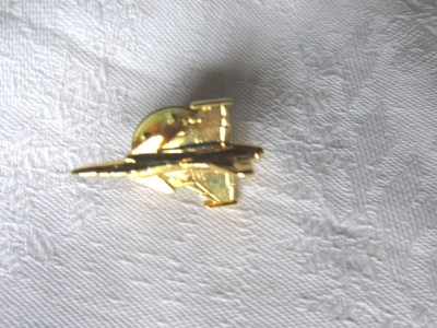 Insigna - pin Avion de lupta [4]. Aurie, Noua foto
