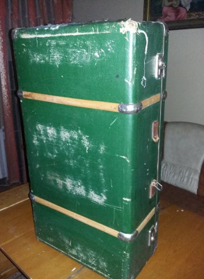 Geamantan tip valiza veche perioada Ceausista,valiza VERDE MAREMPatina,T.GRATUIT foto