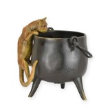 Pisicuta urcand pe un cazan-statueta din bronz BG-53