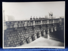 GRUP DE BARBATI PE POD , FOTOGRAFIE PE HARTIE FOTOGRAFICA ,MONOCROMA , DATATA 1928 foto