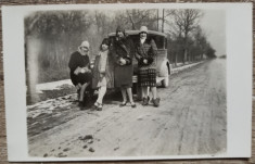 Domnisoare cu automobil de epoca, Romania interbelica// fotografie tip CP foto