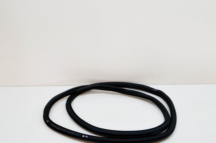 Garnitura ușă st&acirc;nga spate SKODA KAMIQ 2021 OEM: 658867367B | 14931083