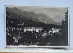Sinaia &ndash; Vedere spre Bucegi cu Hotel Palace &amp; Cazino, RPPC c.1935&ndash;45, necirculată