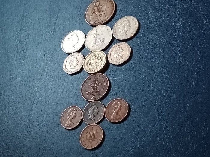Lot 12 monede UK [poze, stare FB], vechime + valoare nominala = 2,17 lire [12L1]
