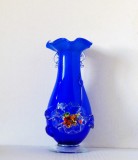 Vaza Murano cristal multistrat albastru saphire si alb, suflata manual, medalion floral