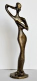 Artemis - statueta metalica aurie din bronz, realizata in stil modernist, sculptura feminina stilizata