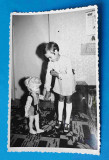 Fotografie veche anii 1970 - imagine superba fetita cu jucarie papusa Aradeanca