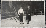 Fotografie tip Carte Postala, Doua prietenel la munte la schi, perioada interbelica