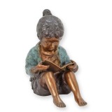 Fetita citind-statueta din bronz pictat TBA-176