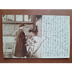 Fotografie tip carte postala, gemeie in gradina, 1907