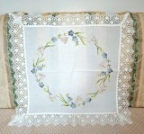 Fata de masa Vintage din bumbac cu broderie manuala in cruciulite si margine din dantela croset