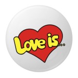 Cumpara ieftin Insigna rotunda Love Is cu inima rosie si mesaj galben, diametru 58 mm, prindere cu ac