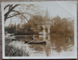 Barbat in barca, parcul Carol, perioada interbelica// fotografie, Romania 1900 - 1950, Portrete