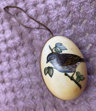 Decoratiune de Craciun, infatisand o pasare pictata manual pe un ou natural