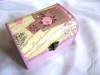 Cutie cu trandafir roz si frunze maro pe fundal gen carte postala, cutie lemn 25711 foto