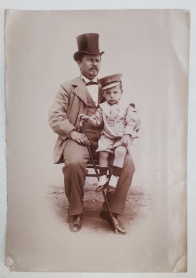 TATA CU FIUL PE GENUNCHI , POZA IN EXTERIOR , CARTE POSTALA , CCA . 1900 foto